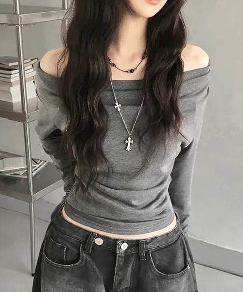 MEMECLE(メメクル)の「【 MEMECLE / メメクル 】オフショルダー ドレープロングスリーブトップス(Tシャツ/カットソー・レディース・グレー・MEDIUM)」の4枚目の写真