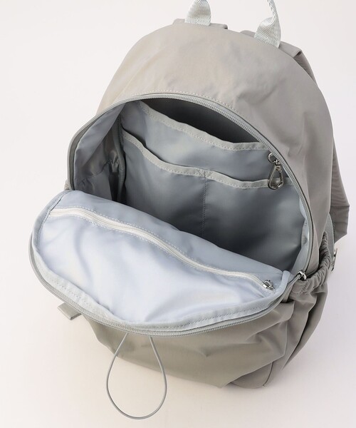 MICO COULIER(ミコクリエ)の「GATHERED NYLON BACKPACK(バックパック/リュック・レディース・ライトグレー/ブラック・FREE)」の9枚目の写真