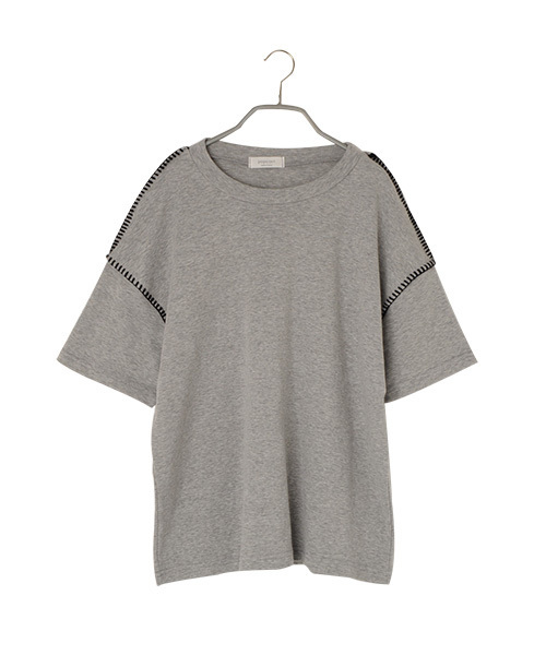 folklore（フォルクローレ）の「綿100％ステッチデザインTシャツ（Tシャツ/カットソー・レディース・オフホワイト/グレー・MEDIUM）」の2枚目の写真