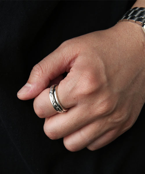 ROYAL ORDER(ロイヤルオーダー)の「SPINNING RIBBON BAND RING(リング・レディース・シルバー・10号 US-5/13号 US-6h/15号 US-7h/17号 US-8h/18号 US-9/16号 US-8/12号 US-6)」の1枚目の写真