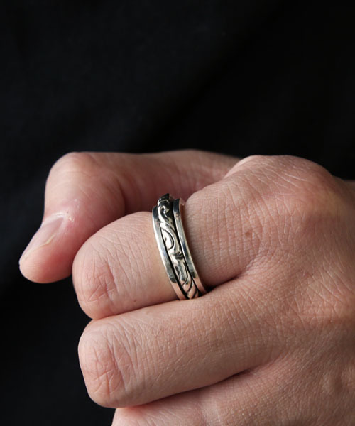 ROYAL ORDER(ロイヤルオーダー)の「SPINNING RIBBON BAND RING(リング・レディース・シルバー・10号 US-5/13号 US-6h/15号 US-7h/17号 US-8h/18号 US-9/16号 US-8/12号 US-6)」の3枚目の写真