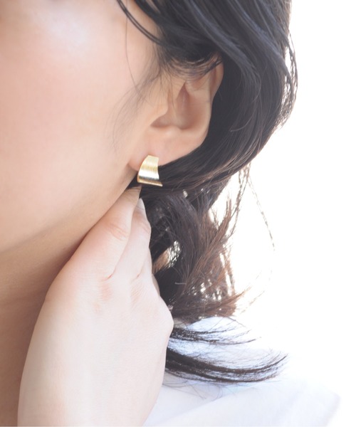 petitcro(プティクロ)の「サティーナマット ピアス(ピアス(両耳用)・レディース・ゴールド・ONE SIZE)」の1枚目の写真