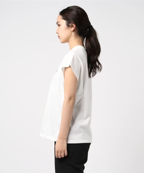 PUNYUS（プニュズ）の「サメワンポイントVネックＴシャツ（Tシャツ/カットソー・レディース・サックスブルー/ホワイト/ブラック・1/2/3/4）」の6枚目の写真