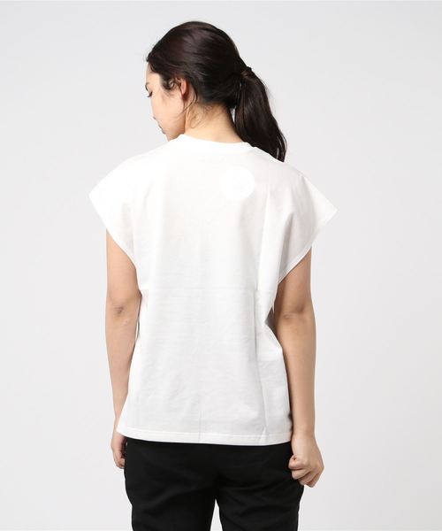 PUNYUS（プニュズ）の「サメワンポイントVネックＴシャツ（Tシャツ/カットソー・レディース・サックスブルー/ホワイト/ブラック・1/2/3/4）」の7枚目の写真