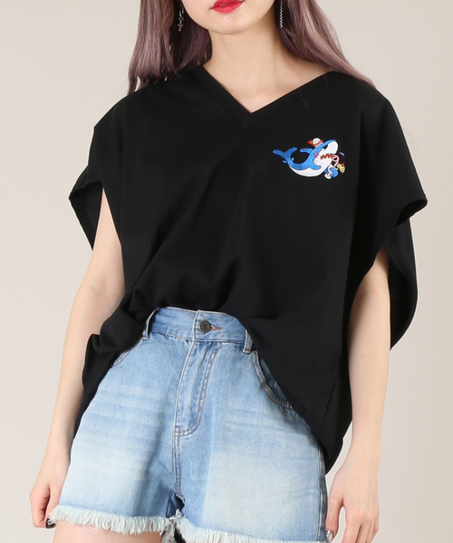 PUNYUS（プニュズ）の「サメワンポイントVネックＴシャツ（Tシャツ/カットソー・レディース・サックスブルー/ホワイト/ブラック・1/2/3/4）」の5枚目の写真