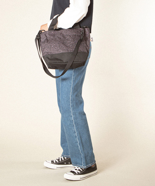 Drifter（ドリフター）の「DAILY TOTE／デイリートート（ショルダーバッグ・レディース・ベージュ×ブラック/ブラウン/グリーン系カモフラージュ/ブラック×ブラック/レオパード/ブラック系その他/ネイビー×ホワイト/ブラウン×イエロー/ゼブラ/ホワイト系その他/ドット・FREE）」の4枚目の写真