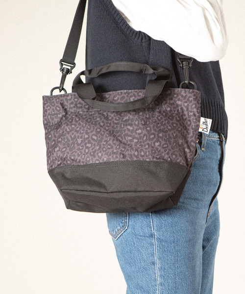 Drifter（ドリフター）の「DAILY TOTE／デイリートート（ショルダーバッグ・レディース・ベージュ×ブラック/ブラウン/グリーン系カモフラージュ/ブラック×ブラック/レオパード/ブラック系その他/ネイビー×ホワイト/ブラウン×イエロー/ゼブラ/ホワイト系その他/ドット・FREE）」の19枚目の写真