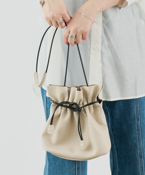 COLONY 2139（コロニートゥーワンスリーナイン）の「ミニ巾着ショルダーバッグ(スムース)（ショルダーバッグ・レディース・ブラック/ベージュ/サックスブルー/シルバー・FREE）」の3枚目の写真