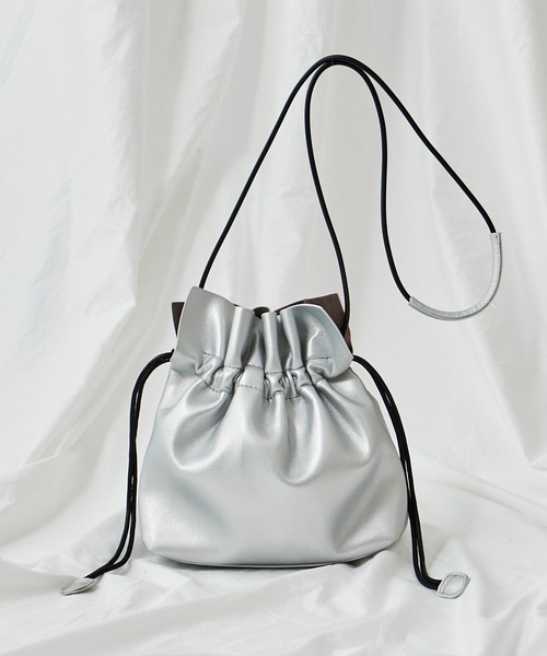 COLONY 2139（コロニートゥーワンスリーナイン）の「ミニ巾着ショルダーバッグ(スムース)（ショルダーバッグ・レディース・ブラック/ベージュ/サックスブルー/シルバー・FREE）」の4枚目の写真