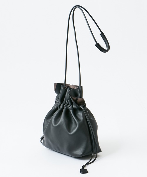 COLONY 2139（コロニートゥーワンスリーナイン）の「ミニ巾着ショルダーバッグ(スムース)（ショルダーバッグ・レディース・ブラック/ベージュ/サックスブルー/シルバー・FREE）」の6枚目の写真