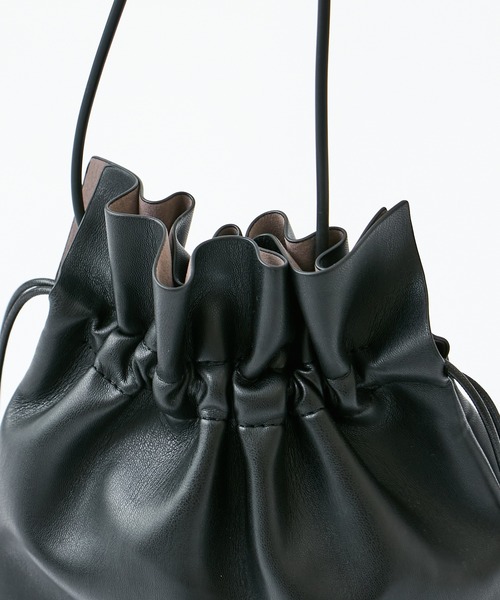 COLONY 2139（コロニートゥーワンスリーナイン）の「ミニ巾着ショルダーバッグ(スムース)（ショルダーバッグ・レディース・ブラック/ベージュ/サックスブルー/シルバー・FREE）」の8枚目の写真