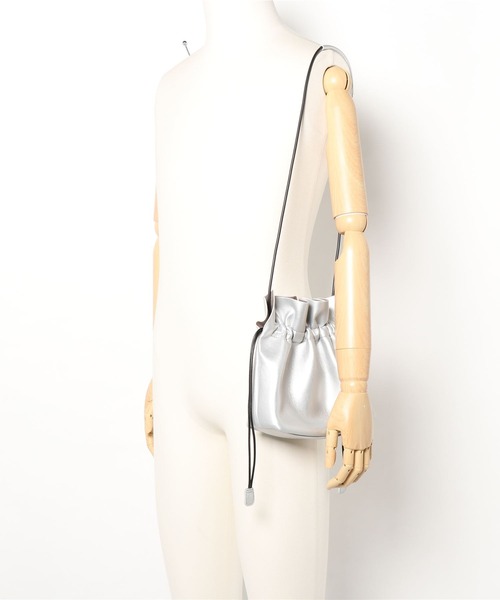 COLONY 2139（コロニートゥーワンスリーナイン）の「ミニ巾着ショルダーバッグ(スムース)（ショルダーバッグ・レディース・ブラック/ベージュ/サックスブルー/シルバー・FREE）」の17枚目の写真