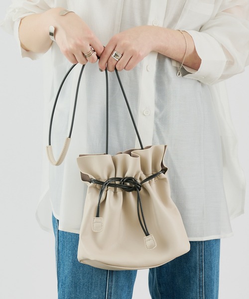 COLONY 2139（コロニートゥーワンスリーナイン）の「ミニ巾着ショルダーバッグ(スムース)（ショルダーバッグ・レディース・ブラック/ベージュ/サックスブルー/シルバー・FREE）」の19枚目の写真