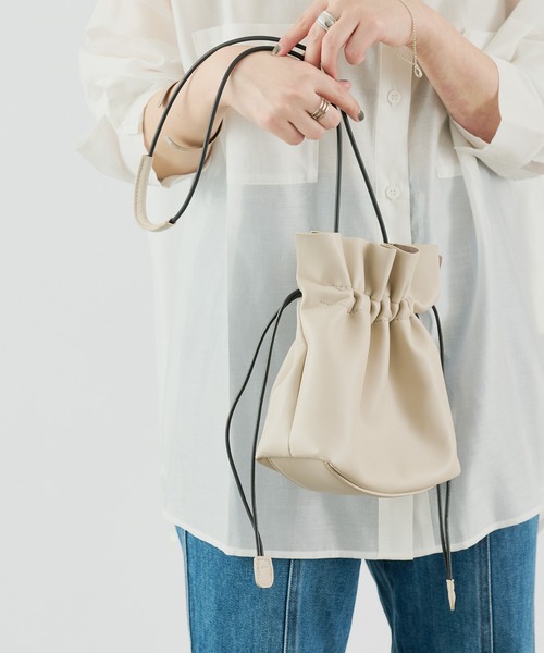 COLONY 2139（コロニートゥーワンスリーナイン）の「ミニ巾着ショルダーバッグ(スムース)（ショルダーバッグ・レディース・ブラック/ベージュ/サックスブルー/シルバー・FREE）」の20枚目の写真