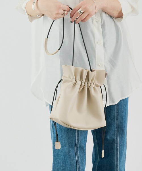 COLONY 2139（コロニートゥーワンスリーナイン）の「ミニ巾着ショルダーバッグ(スムース)（ショルダーバッグ・レディース・ブラック/ベージュ/サックスブルー/シルバー・FREE）」の21枚目の写真