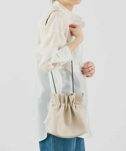 COLONY 2139（コロニートゥーワンスリーナイン）の「ミニ巾着ショルダーバッグ(スムース)（ショルダーバッグ・レディース・ブラック/ベージュ/サックスブルー/シルバー・FREE）」の22枚目の写真