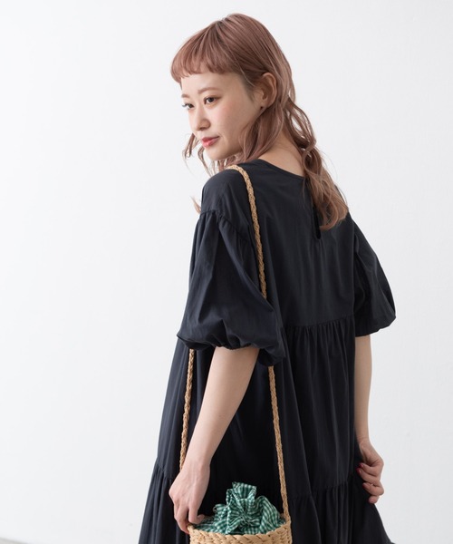 MERLOT（メルロー）の「パフスリーブティアードワンピース（ワンピース・レディース・ブルー/レッド/ブラック/ライトグリーン・FREE）」の17枚目の写真