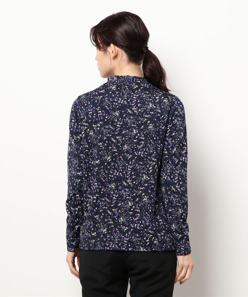 BELLUNA PLUS(ベルーナ)の「シャーリング使いプリントプルオーバー(Tシャツ/カットソー・レディース・ネイビー/アイボリー/セージグリーン/ラベンダー・MEDIUM/LARGE/X-LARGE)」の22枚目の写真
