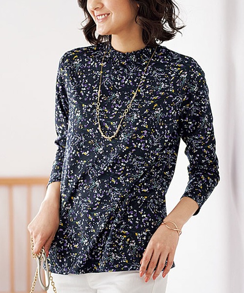 BELLUNA PLUS(ベルーナ)の「シャーリング使いプリントプルオーバー(Tシャツ/カットソー・レディース・ネイビー/アイボリー/セージグリーン/ラベンダー・MEDIUM/LARGE/X-LARGE)」の1枚目の写真