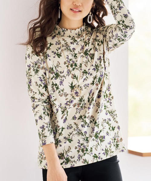 BELLUNA PLUS(ベルーナ)の「シャーリング使いプリントプルオーバー(Tシャツ/カットソー・レディース・ネイビー/アイボリー/セージグリーン/ラベンダー・MEDIUM/LARGE/X-LARGE)」の2枚目の写真