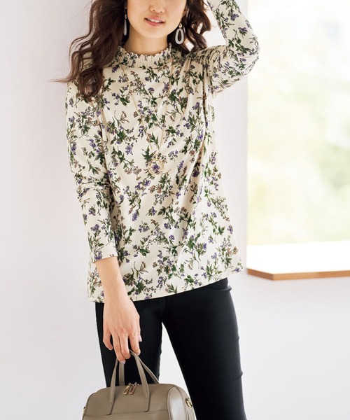 BELLUNA PLUS(ベルーナ)の「シャーリング使いプリントプルオーバー(Tシャツ/カットソー・レディース・ネイビー/アイボリー/セージグリーン/ラベンダー・MEDIUM/LARGE/X-LARGE)」の8枚目の写真