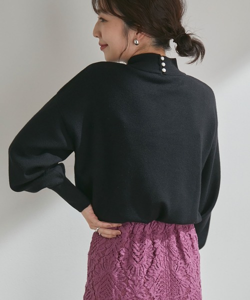 VIS（ビス）の「さり気なくキラっと。バックポイントパール釦ハイネックニットプルオーバー（ニット/セーター・レディース・ホワイト/ブラック/ライトグリーン/ピンク系その他・FREE）」の3枚目の写真