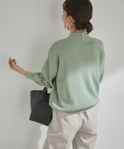 VIS（ビス）の「さり気なくキラっと。バックポイントパール釦ハイネックニットプルオーバー（ニット/セーター・レディース・ホワイト/ブラック/ライトグリーン/ピンク系その他・FREE）」の17枚目の写真