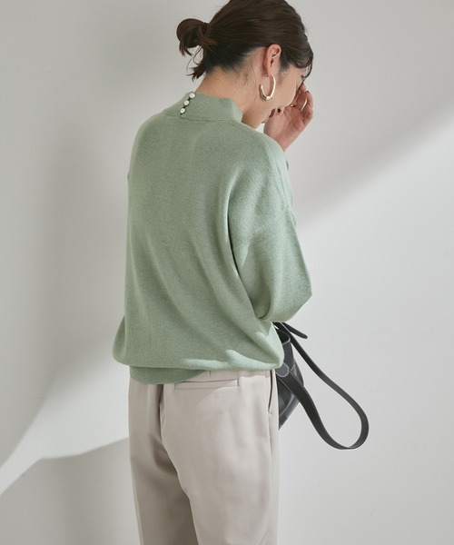 VIS（ビス）の「さり気なくキラっと。バックポイントパール釦ハイネックニットプルオーバー（ニット/セーター・レディース・ホワイト/ブラック/ライトグリーン/ピンク系その他・FREE）」の8枚目の写真