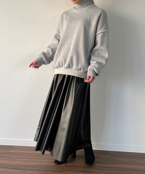 JUNOAH(ジュノア)の「タートルネックドロップショルダートレーナー(スウェット・レディース・グレー/グリーン/ブラック/モカ/ブルー/アイボリー・X-LARGE/MEDIUM/LARGE)」の19枚目の写真