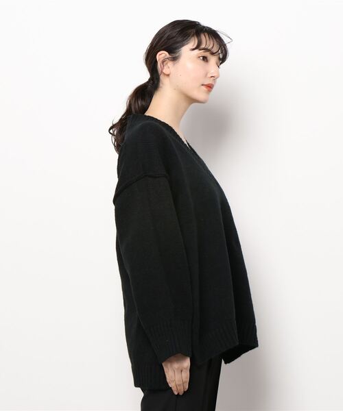 SPINNS（スピンズ）の「【ゆるシルエット】Vネック カラーニット（ニット/セーター・レディース・ピンク/オフホワイト/ブルー/グリーン/ブラック・ONESIZE）」の6枚目の写真