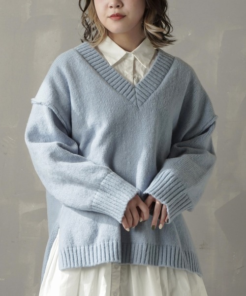 SPINNS（スピンズ）の「【ゆるシルエット】Vネック カラーニット（ニット/セーター・レディース・ピンク/オフホワイト/ブルー/グリーン/ブラック・ONESIZE）」の4枚目の写真