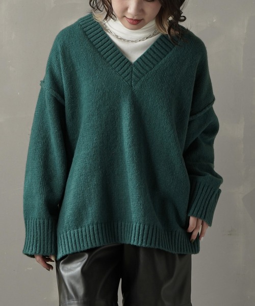 SPINNS（スピンズ）の「【ゆるシルエット】Vネック カラーニット（ニット/セーター・レディース・ピンク/オフホワイト/ブルー/グリーン/ブラック・ONESIZE）」の3枚目の写真