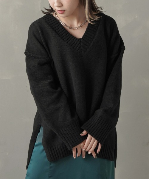 SPINNS（スピンズ）の「【ゆるシルエット】Vネック カラーニット（ニット/セーター・レディース・ピンク/オフホワイト/ブルー/グリーン/ブラック・ONESIZE）」の2枚目の写真