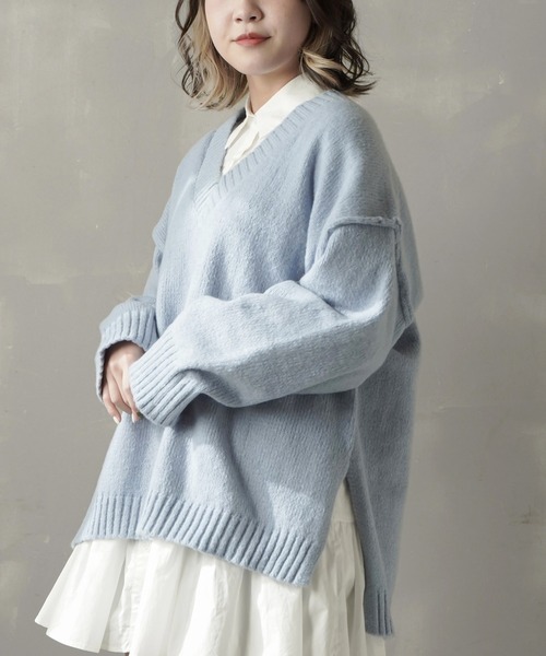 SPINNS（スピンズ）の「【ゆるシルエット】Vネック カラーニット（ニット/セーター・レディース・ピンク/オフホワイト/ブルー/グリーン/ブラック・ONESIZE）」の8枚目の写真