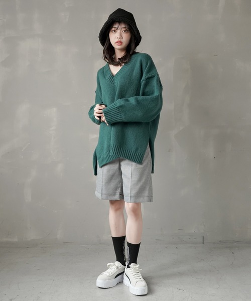 SPINNS（スピンズ）の「【ゆるシルエット】Vネック カラーニット（ニット/セーター・レディース・ピンク/オフホワイト/ブルー/グリーン/ブラック・ONESIZE）」の13枚目の写真