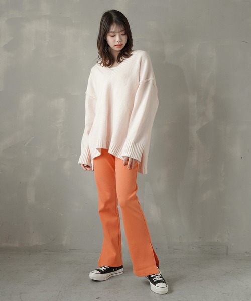 SPINNS（スピンズ）の「【ゆるシルエット】Vネック カラーニット（ニット/セーター・レディース・ピンク/オフホワイト/ブルー/グリーン/ブラック・ONESIZE）」の17枚目の写真