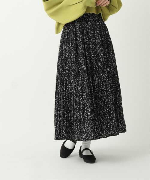 RAY CASSIN(レイカズン)の「小花柄消しプリーツスカート(スカート・レディース・ブラック/オフホワイト/ラベンダー・FREE)」の2枚目の写真