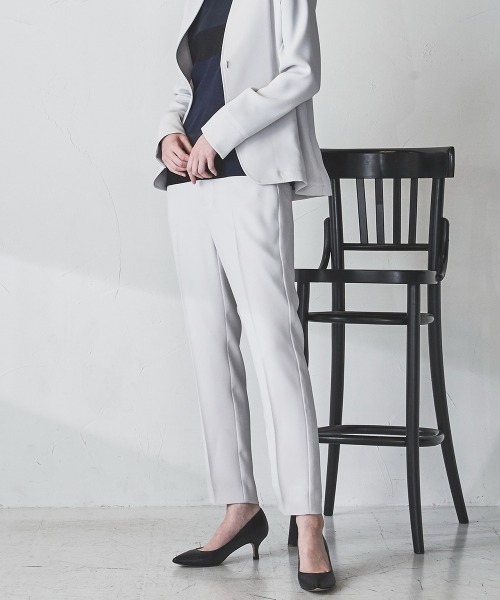 la.f…（ラエフ）の「【WEB別注カラーあり】ダブルクロステーパードパンツ《セットアップ対応/洗濯機で洗える》（その他パンツ・レディース・ブラック/ネイビー/グレー/カーキ/キャメル・11号/9号/7号）」の3枚目の写真