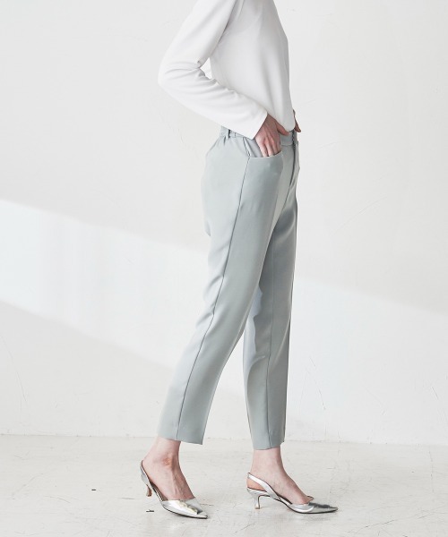 la.f…（ラエフ）の「【WEB別注カラーあり】ダブルクロステーパードパンツ《セットアップ対応/洗濯機で洗える》（その他パンツ・レディース・ブラック/ネイビー/グレー/カーキ/キャメル・11号/9号/7号）」の4枚目の写真