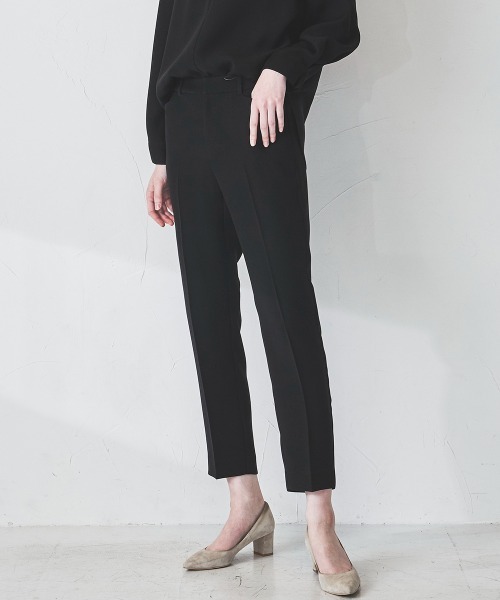 la.f…（ラエフ）の「【WEB別注カラーあり】ダブルクロステーパードパンツ《セットアップ対応/洗濯機で洗える》（その他パンツ・レディース・ブラック/ネイビー/グレー/カーキ/キャメル・11号/9号/7号）」の2枚目の写真