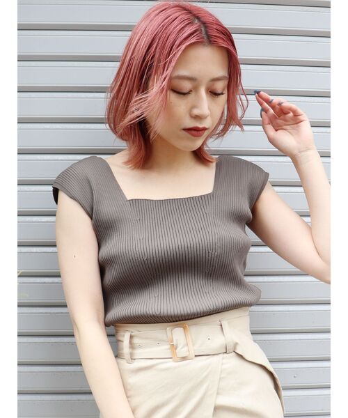 MURUA(ムルーア)の「バックオープンアシメニットタンク(タンクトップ・レディース・ホワイト/ブラック/ダークグリーン/ブルー/パープル/モカ・FREE)」の3枚目の写真