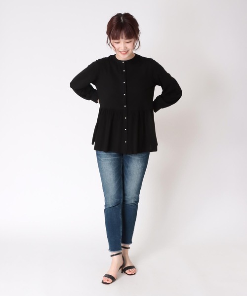 Jines(ジネス)の「強撚シルケット・丸首×ボタン付きぺプラムブラウス(シャツ/ブラウス・レディース・ブラック/オフホワイト/ブルー・38)」の7枚目の写真