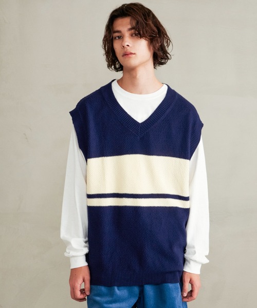 Revo.（レボ）の「Revo. パネルボーダー Vネック ルーズニットベスト（ベスト・メンズ・ブルー/ネイビー/オフホワイト・2/1）」の2枚目の写真