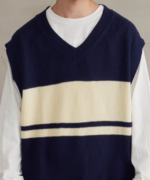 Revo.（レボ）の「Revo. パネルボーダー Vネック ルーズニットベスト（ベスト・メンズ・ブルー/ネイビー/オフホワイト・2/1）」の8枚目の写真