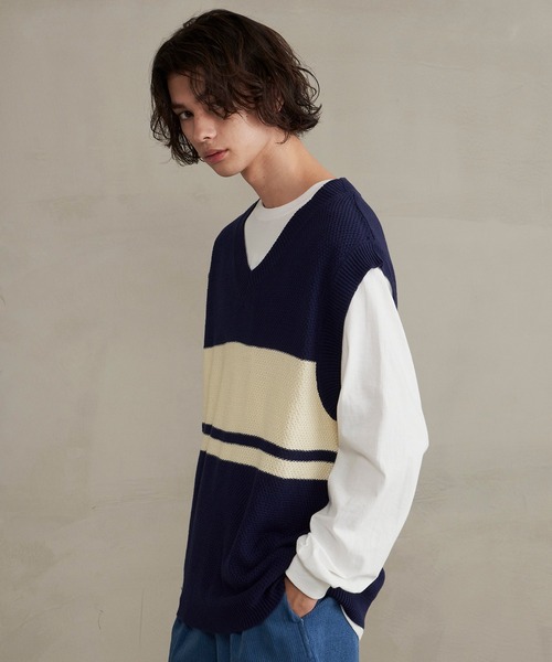 Revo.（レボ）の「Revo. パネルボーダー Vネック ルーズニットベスト（ベスト・メンズ・ブルー/ネイビー/オフホワイト・2/1）」の5枚目の写真
