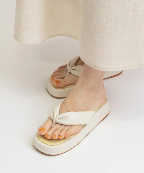 RANDA(ランダ)の「配色デザイントングサンダル(サンダル・レディース・アイボリー/ベージュ/ブラック・L/M/LL/S)」の2枚目の写真