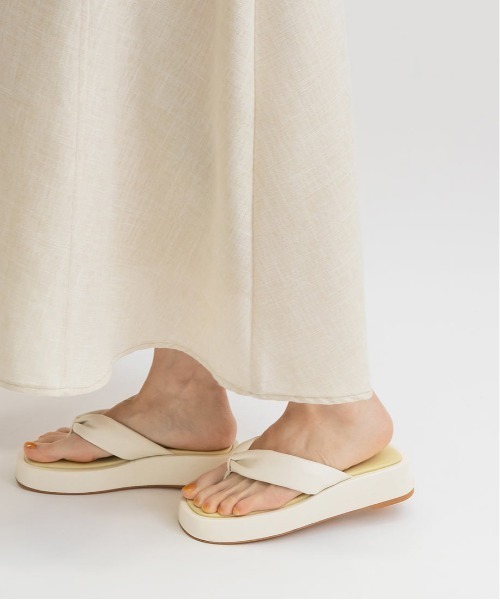 RANDA(ランダ)の「配色デザイントングサンダル(サンダル・レディース・アイボリー/ベージュ/ブラック・L/M/LL/S)」の4枚目の写真