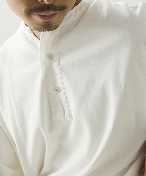 ARMY TWILL(アーミーツイル)の「【ARMY TWILL / アーミーツイル】別注 ヘンリーネックシャツ(Tシャツ/カットソー・メンズ・ホワイト/ブラック/ベージュ/カーキ・MEDIUM/LARGE)」の8枚目の写真