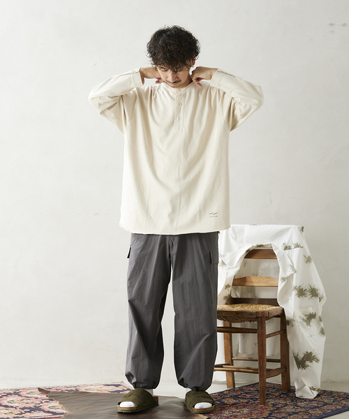 ARMY TWILL(アーミーツイル)の「【ARMY TWILL / アーミーツイル】別注 ヘンリーネックシャツ(Tシャツ/カットソー・メンズ・ホワイト/ブラック/ベージュ/カーキ・MEDIUM/LARGE)」の16枚目の写真