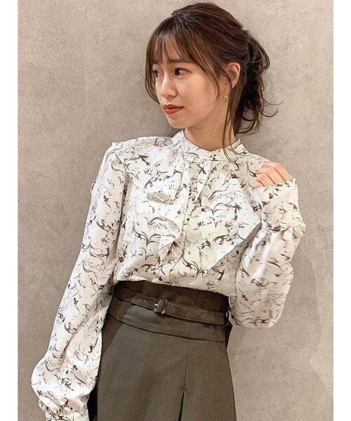 dazzlin（ダズリン）の「ラッフルカラー付オープンショルダースリーブブラウス（シャツ/ブラウス・レディース・オフホワイト/モカ/その他1・FREE）」の3枚目の写真